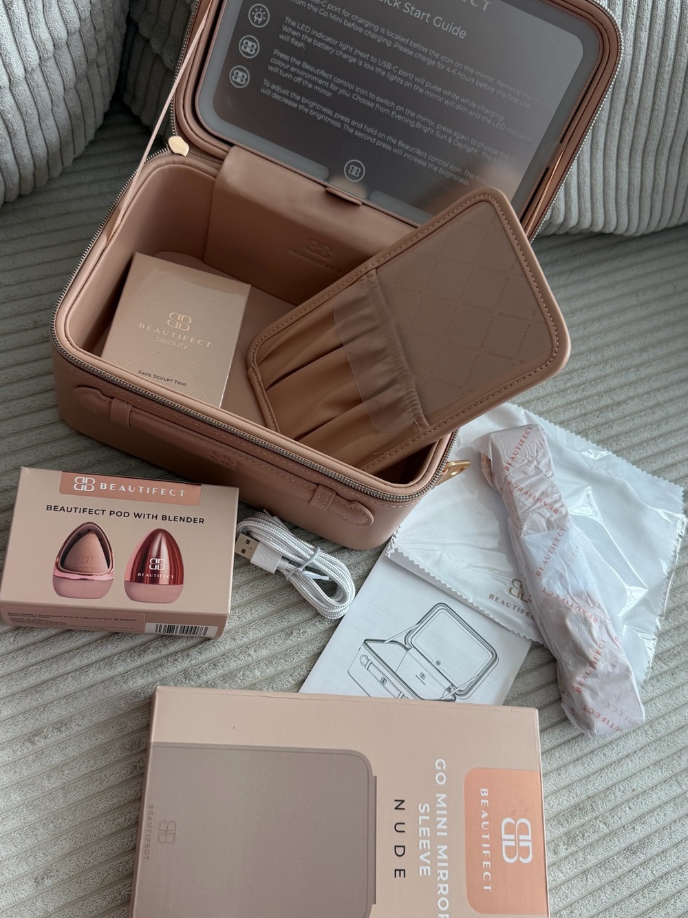 Beautifect Travel Makeup Case with mirror sleeve and pod with blender (new)
